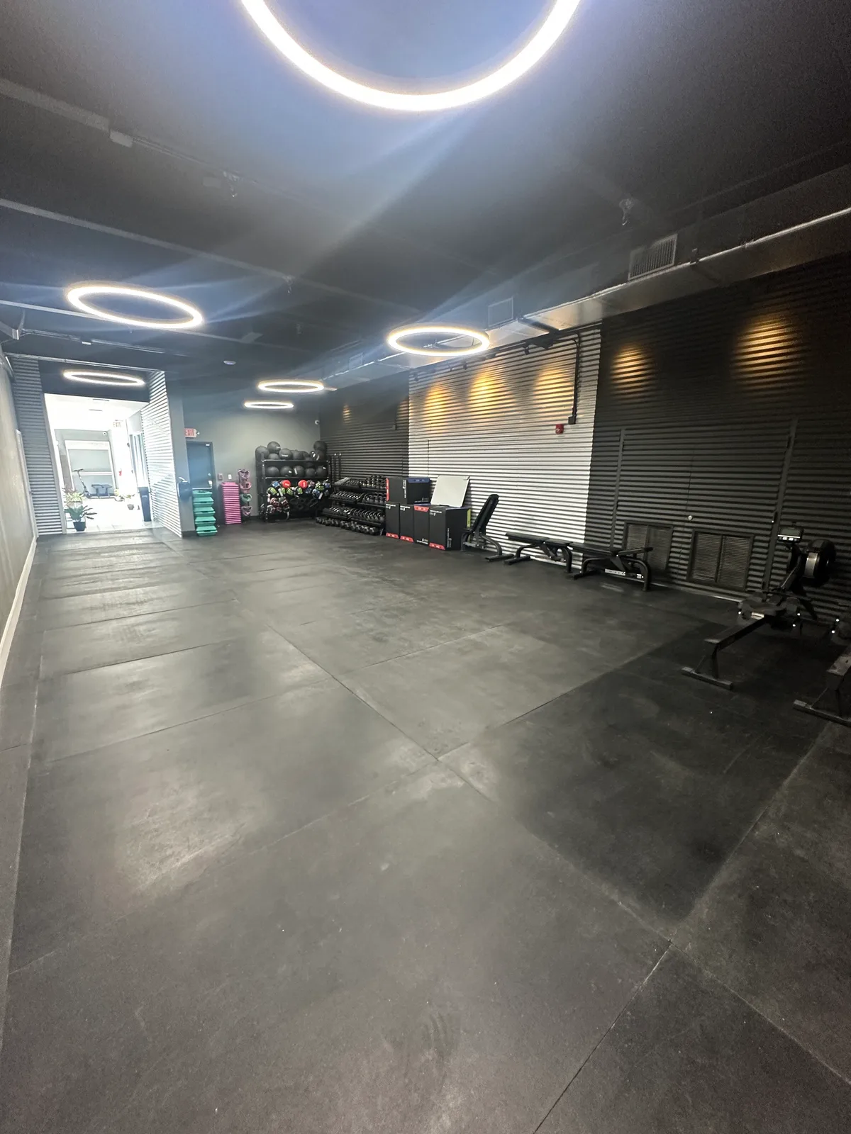 Spacious Fitness Studio in Miami, 85 sqm, showroom presentation, pop-up rental, interior view