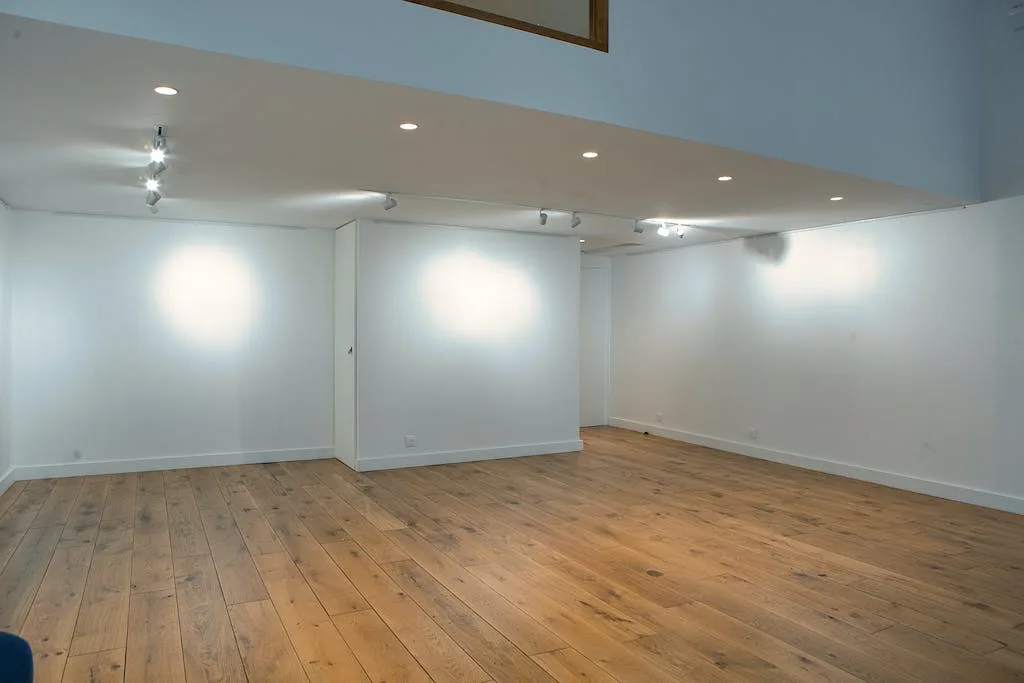 Spacious Gallery and Retail Space on Rue de Turenne, Paris — 2
