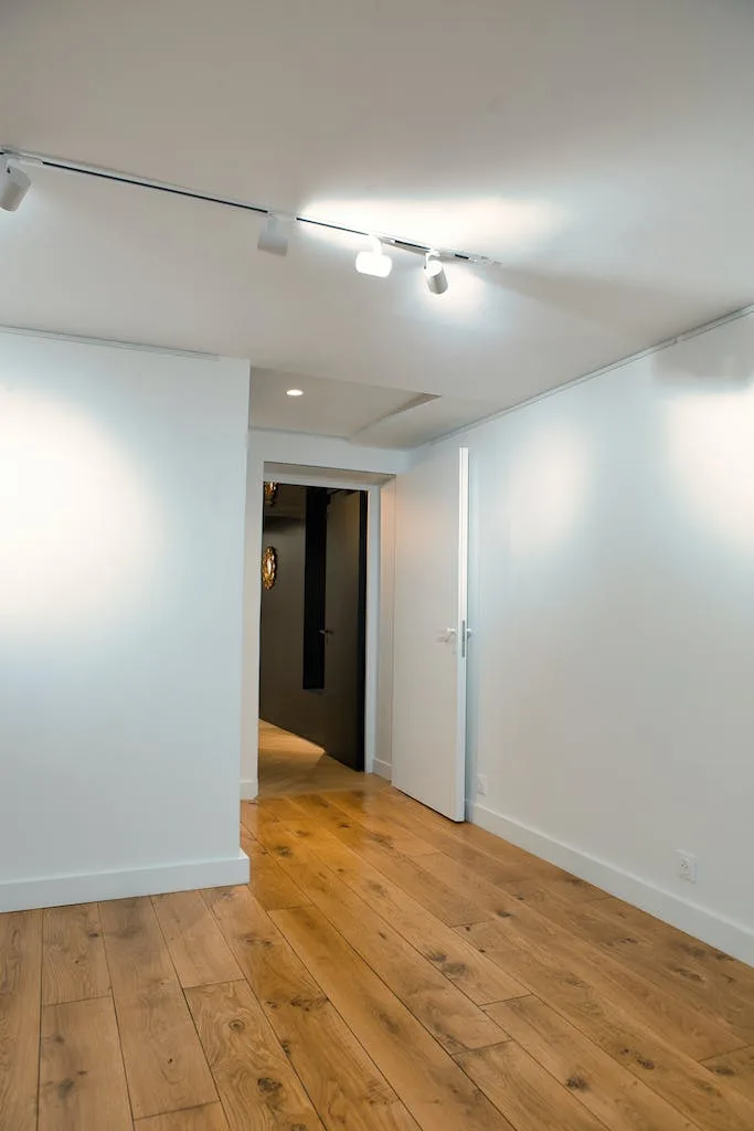 Spacious Gallery and Retail Space on Rue de Turenne, Paris — 5