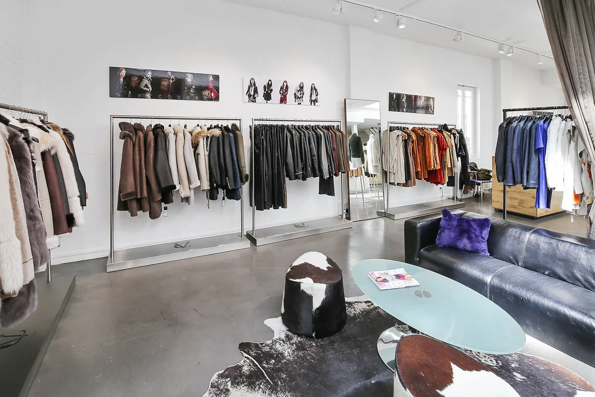 Spacious Ground Floor Event Space with Technical Amenities, 200 sqm, pop up store in Paris, interior view
