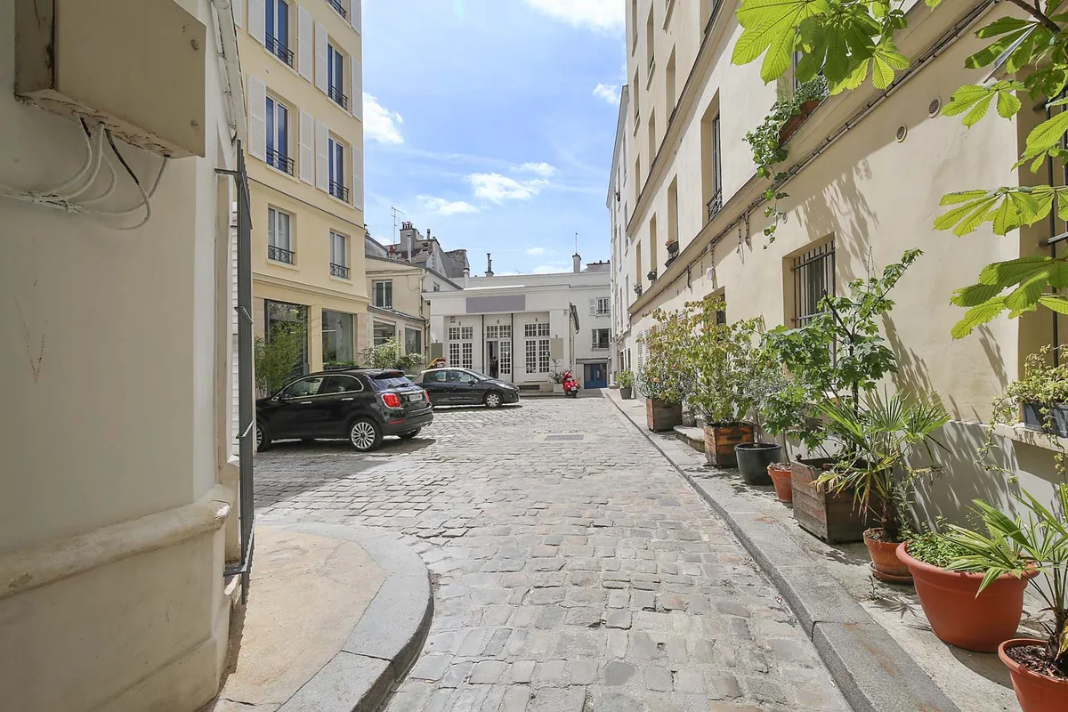 Spacious Ground Floor Event Space with Technical Amenities, 200 sqm, pop up store in Paris, additional interior view