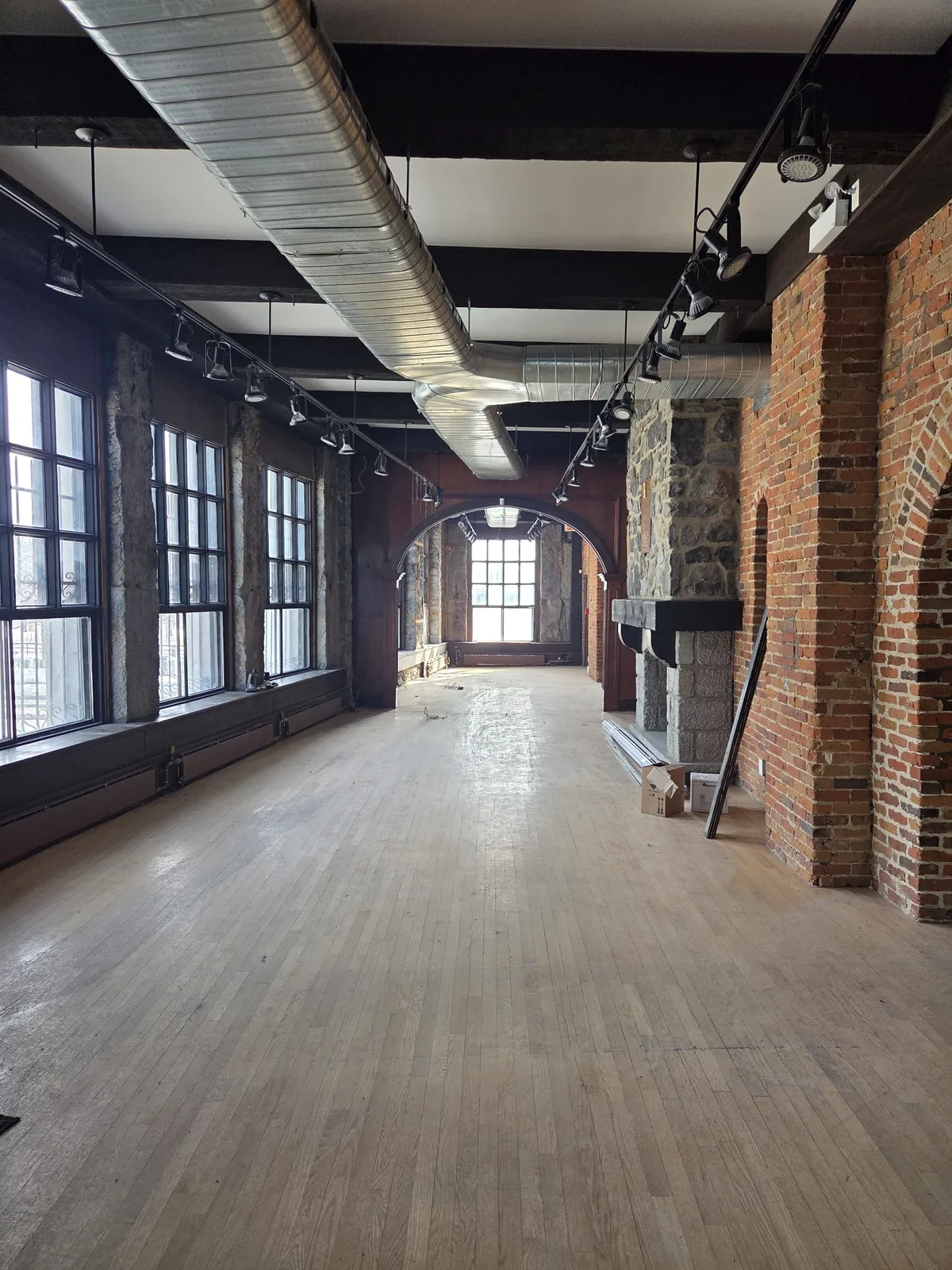 Spacious Heritage Space on Place Jacques Cartier, 280 sqm, pop up store in Montreal