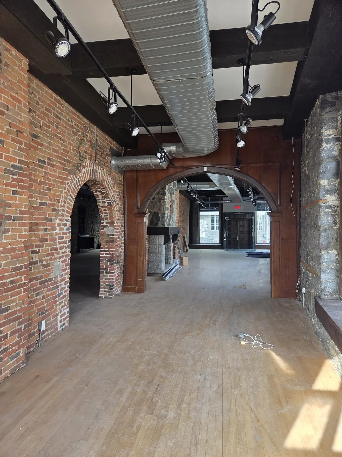 Spacious Heritage Space on Place Jacques Cartier, 280 sqm, pop up store in Montreal, interior view