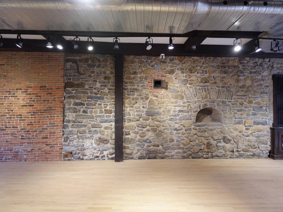 Spacious Heritage Space on Place Jacques Cartier, 280 sqm, pop up store in Montreal, additional interior view