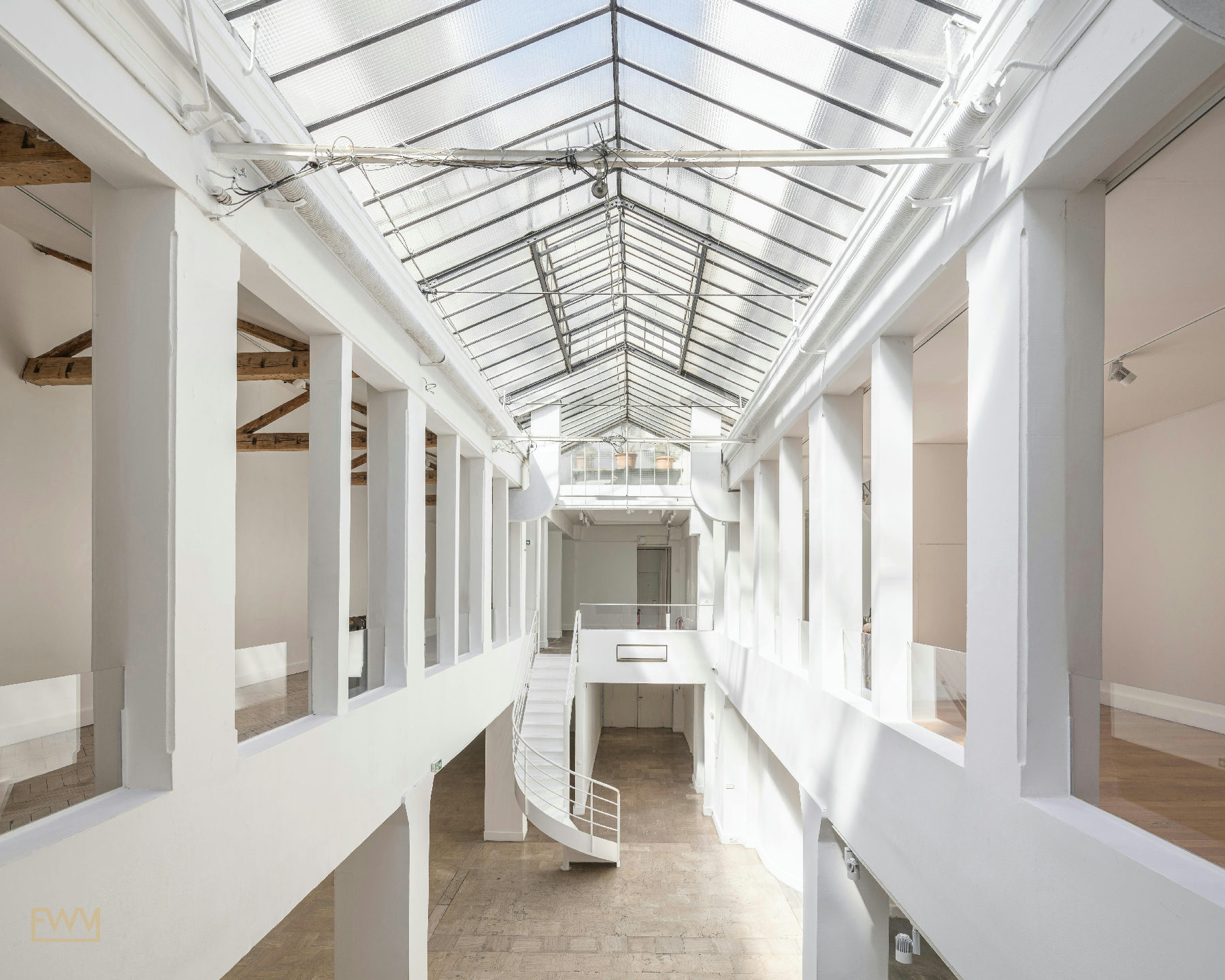 Spacious Industrial Showroom on Rue de Turenne, Paris