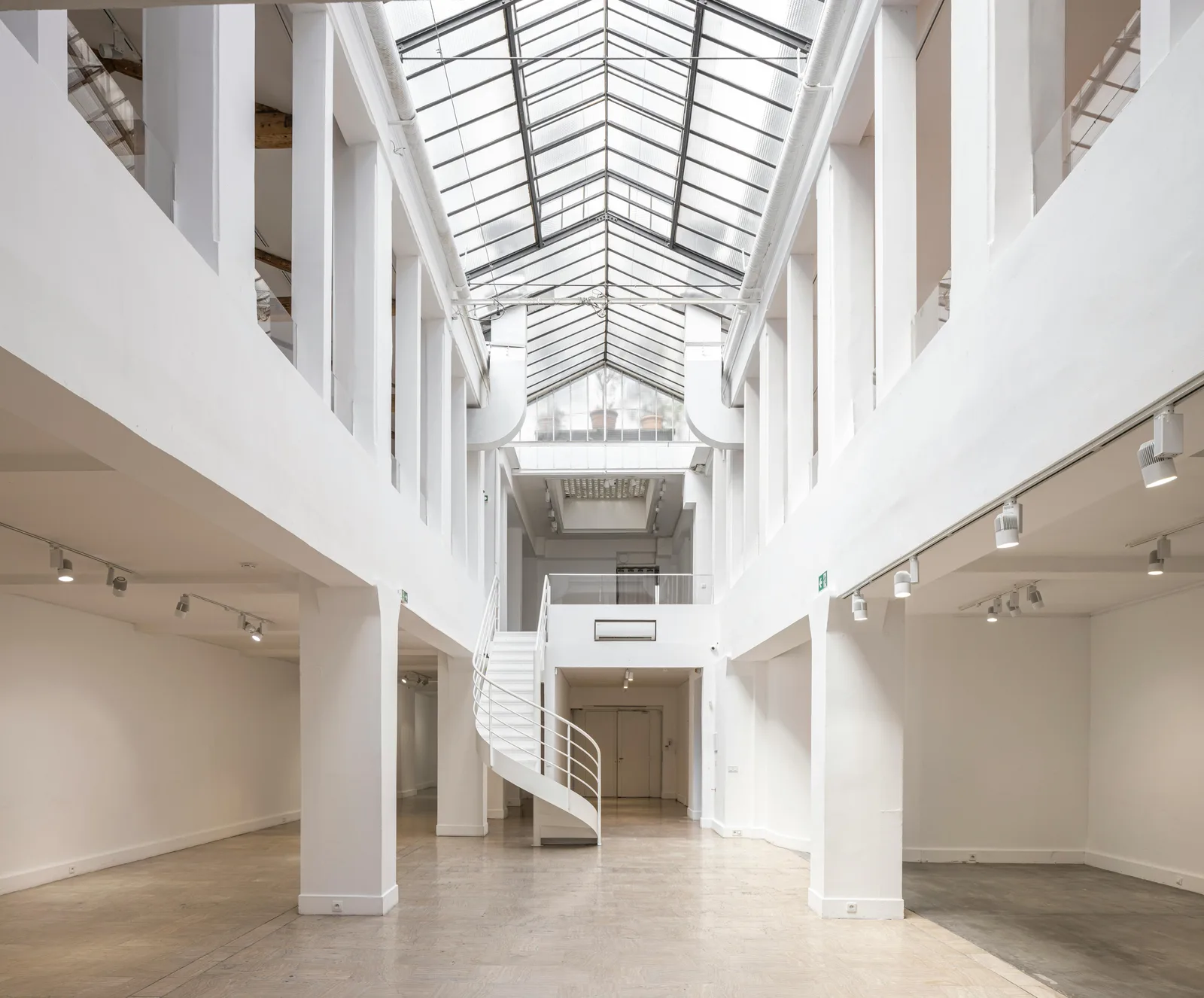Spacious Industrial Showroom on Rue de Turenne, Paris — 3