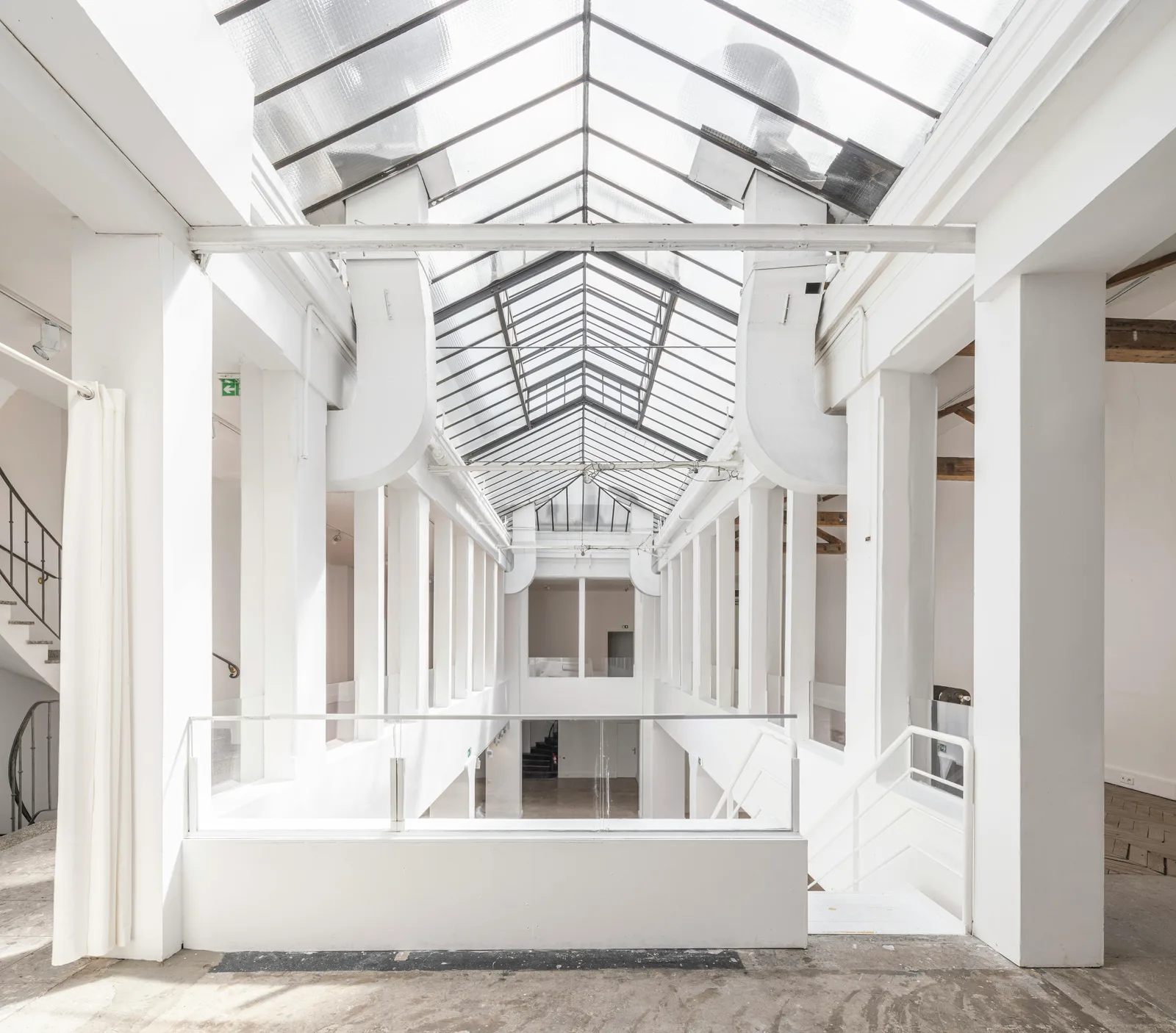Spacious Industrial Showroom on Rue de Turenne, Paris — 4