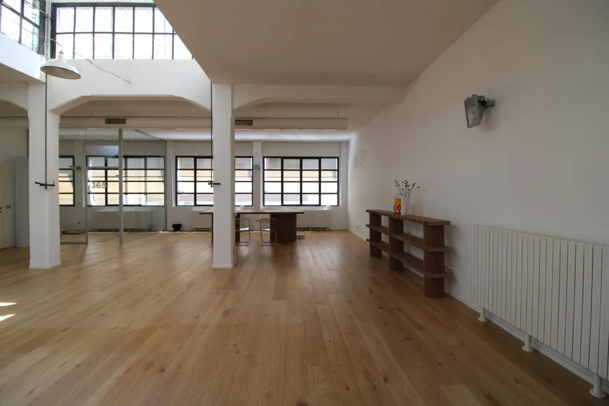 Spacious Loft with Large Terrace in Isola Neighborhood, 125 sqm, showroom presentation, pop-up rental in Milano