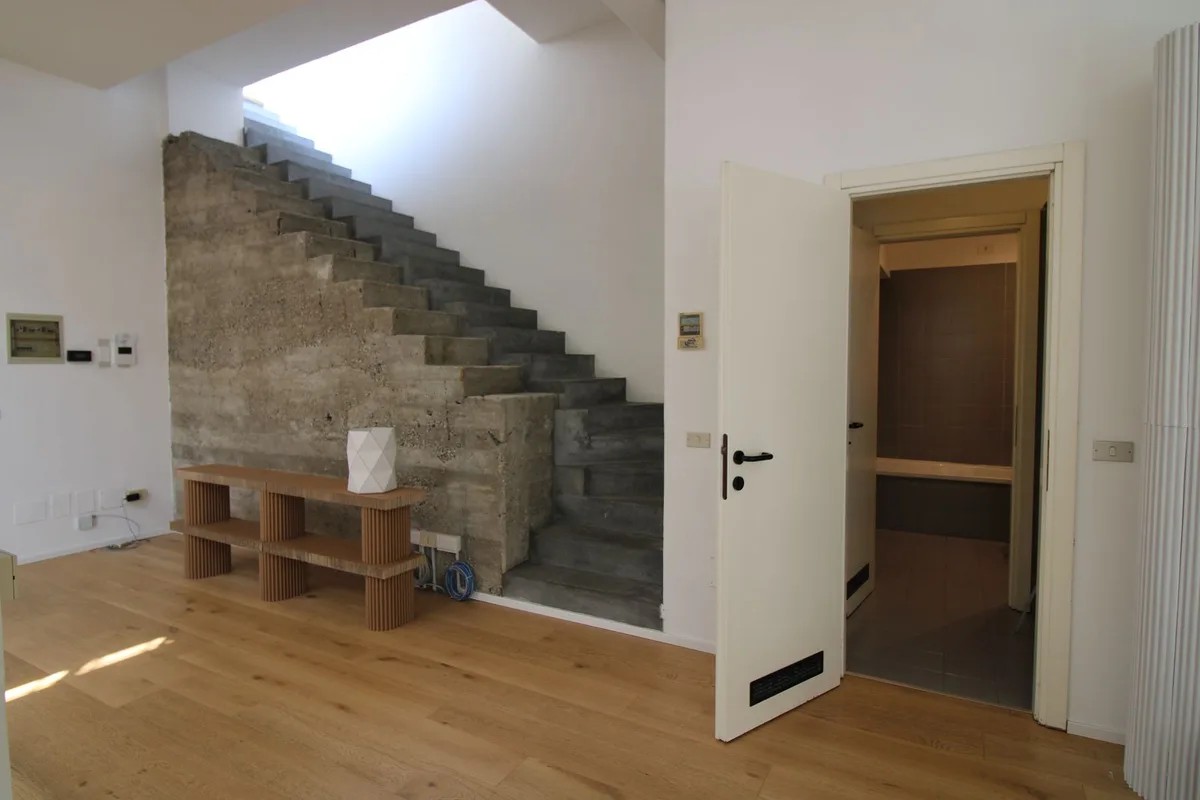 Spacious Loft with Large Terrace in Isola Neighborhood, 125 sqm, showroom presentation, pop-up rental in Milano, second inte…