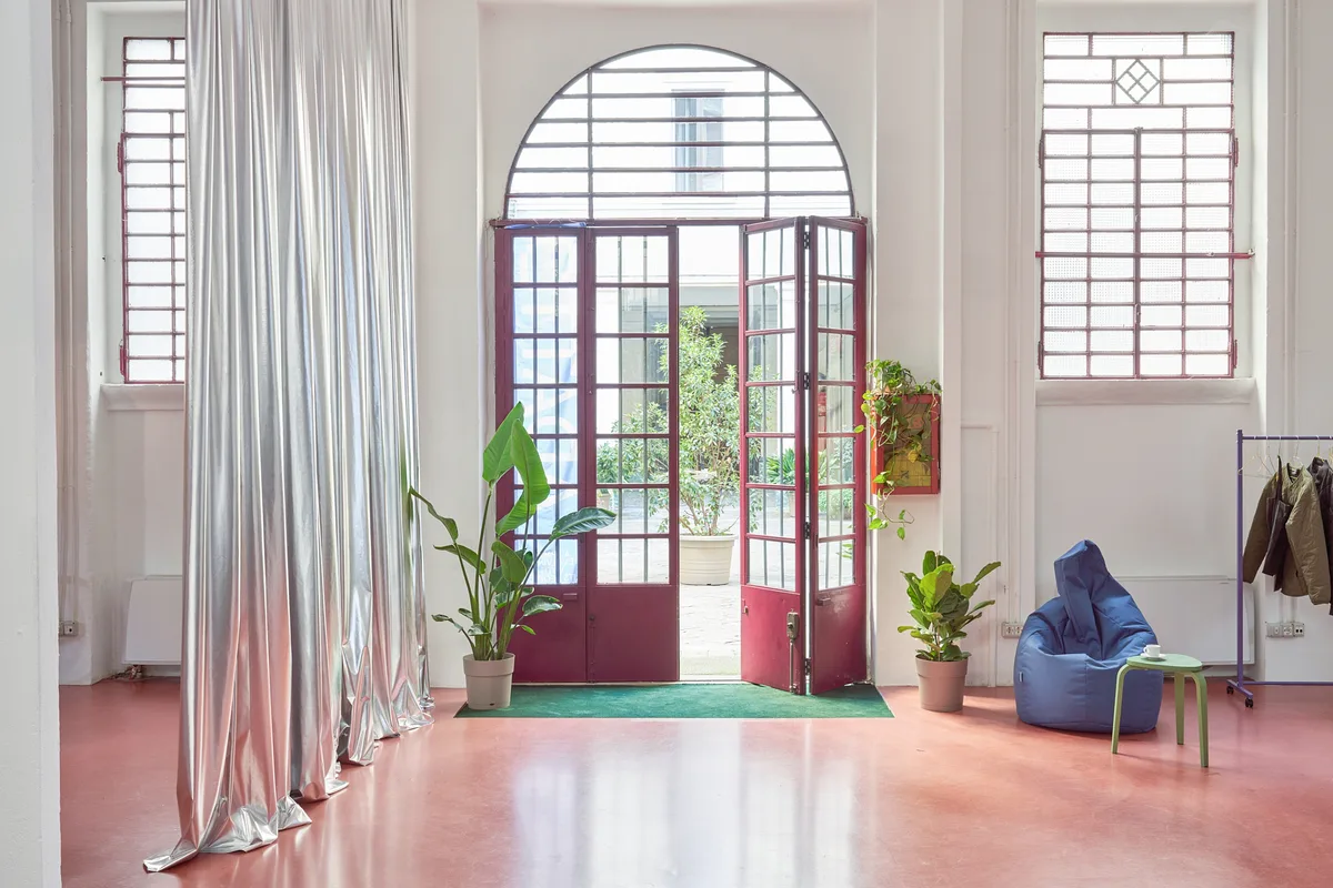 Spacious Minimalist Venue in Central Milan, 380 sqm, photo shoot, pop-up rental in Milano