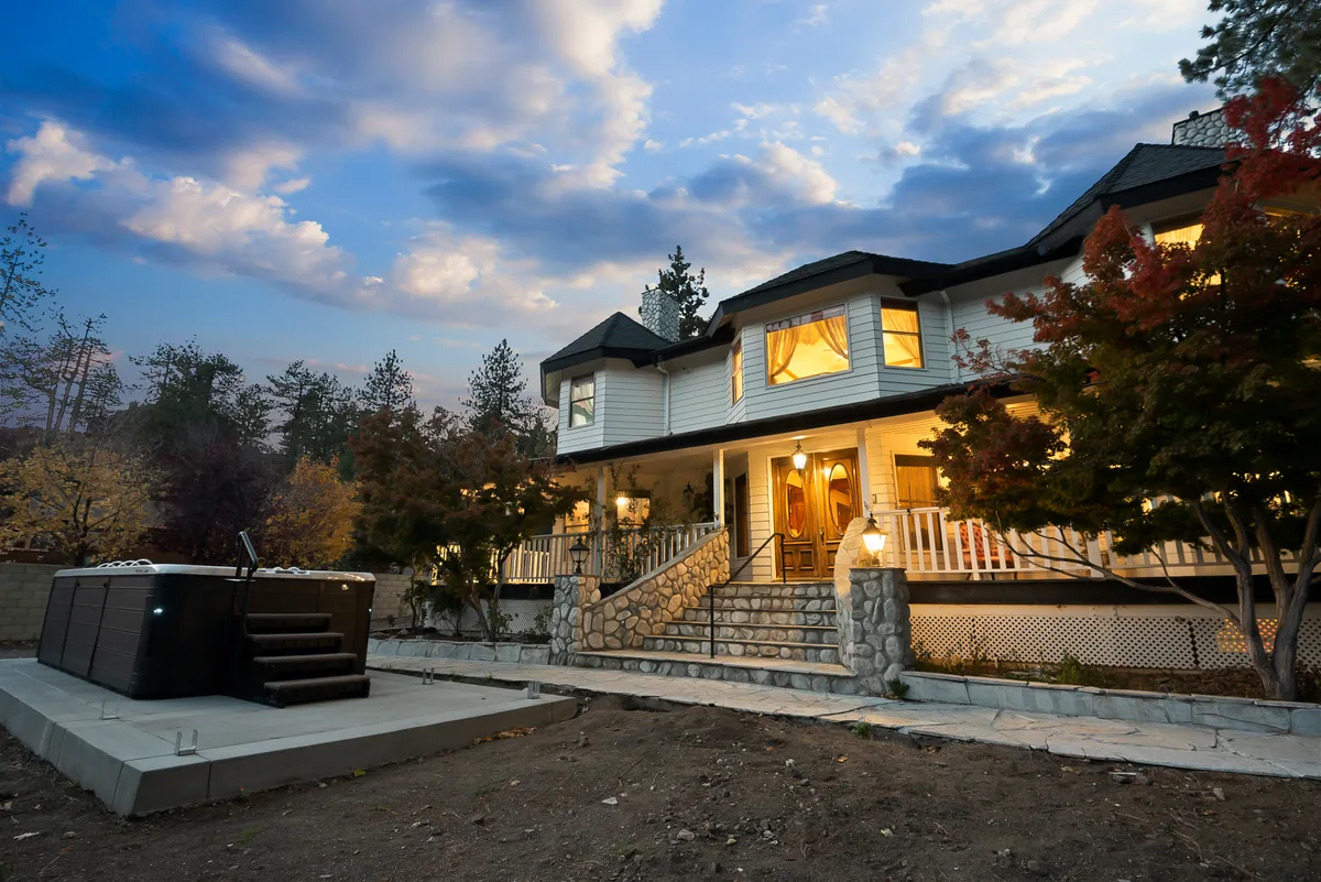 Spacious Mountain High Luxury Castle & Spa, 93 sqm, private event, pop-up rental in Wrightwood