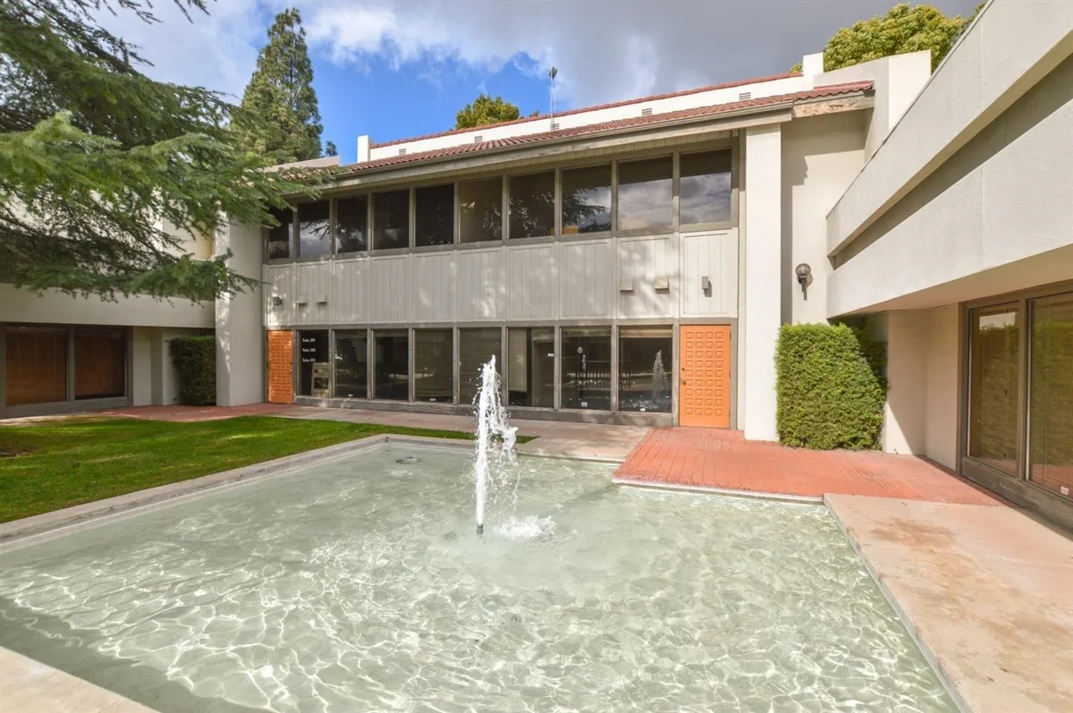 Spacious Office Close to Fresno Airport, 520 sqm, showroom presentation, pop-up rental