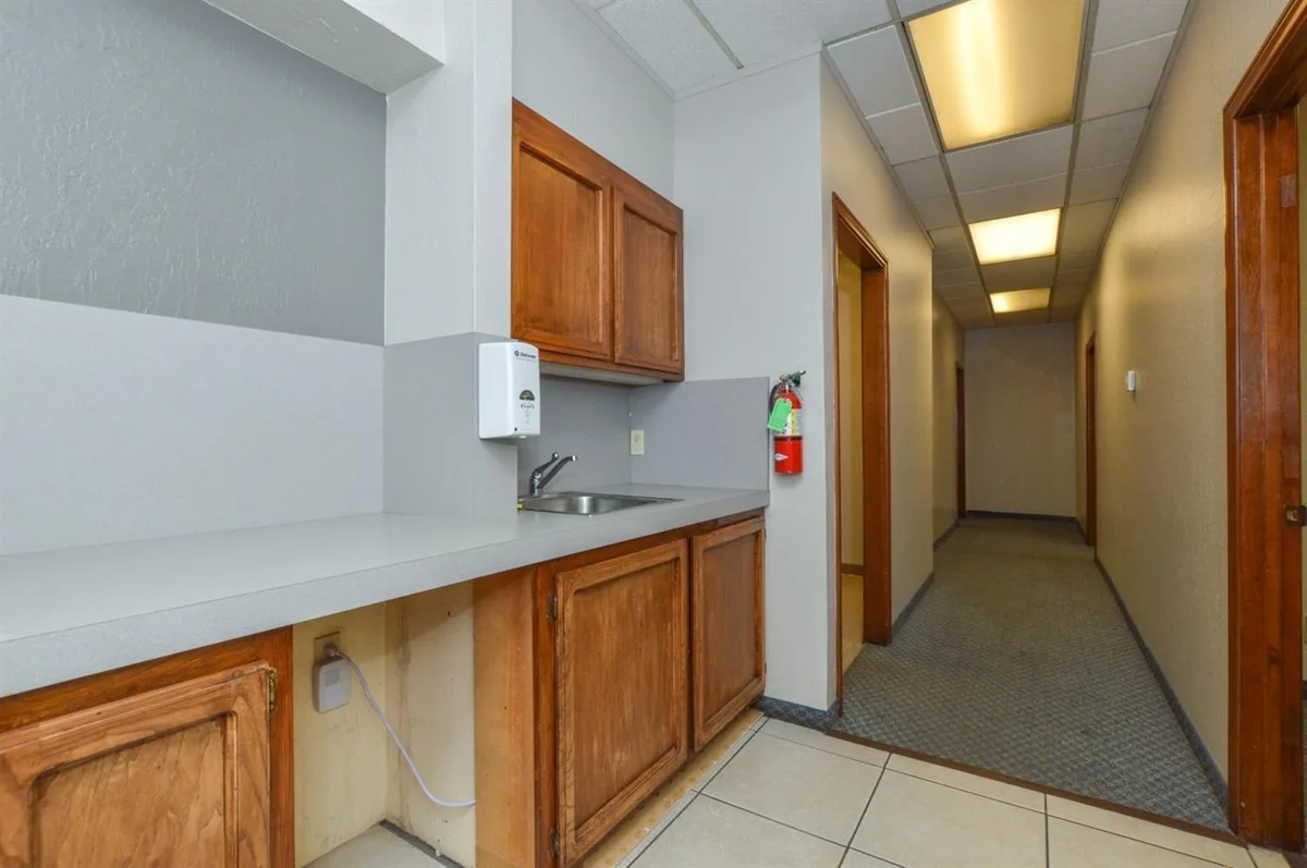 Spacious Office Close to Fresno Airport, 520 sqm, showroom presentation, pop-up rental, interior view
