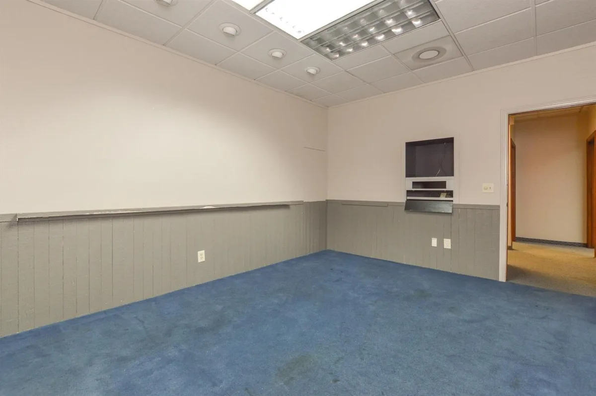 Spacious Office Close to Fresno Airport, 520 sqm, showroom presentation, pop-up rental, third interior view
