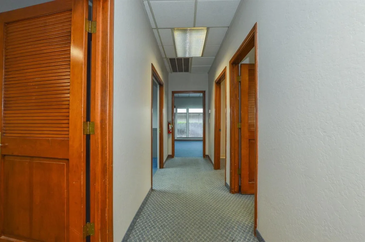 Spacious Office Close to Fresno Airport, 520 sqm, showroom presentation, pop-up rental, additional interior view