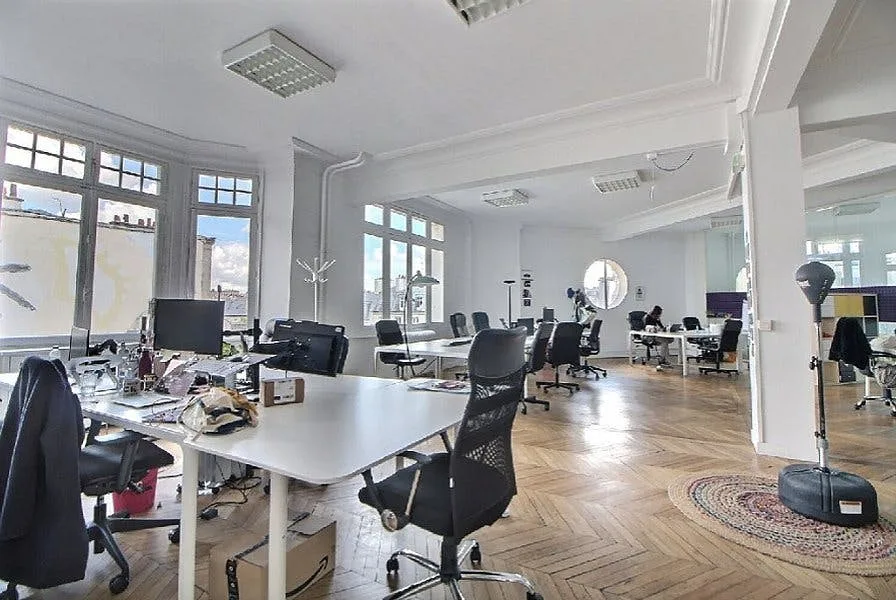 Spacious Office Space on Rue de Metz, Paris — 3