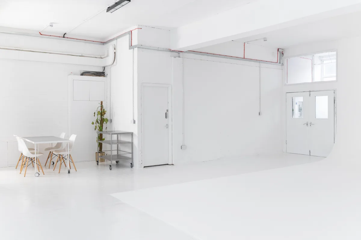 Spacious Open-Plan Studio with Infinity Cove, 140 sqm, photo shoot, pop-up rental in Greater London, second interior view