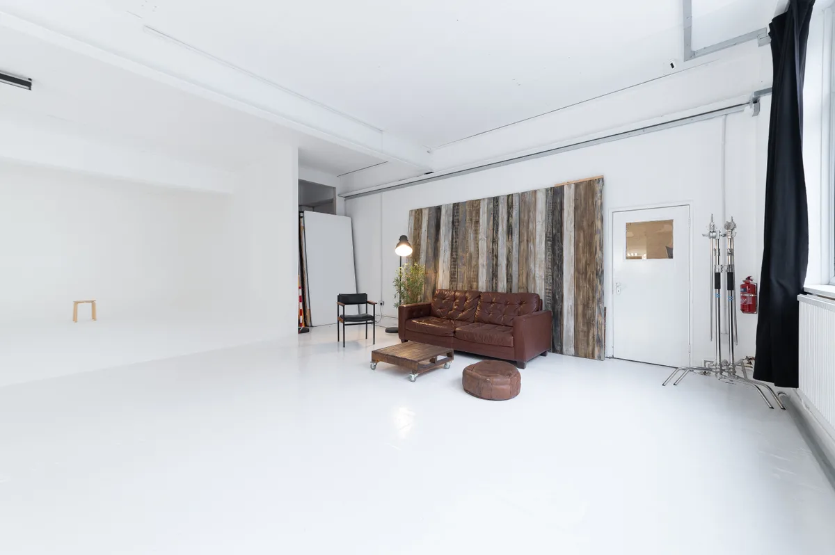 Spacious Open-Plan Studio with Infinity Cove, 140 sqm, photo shoot, pop-up rental in Greater London, third interior view