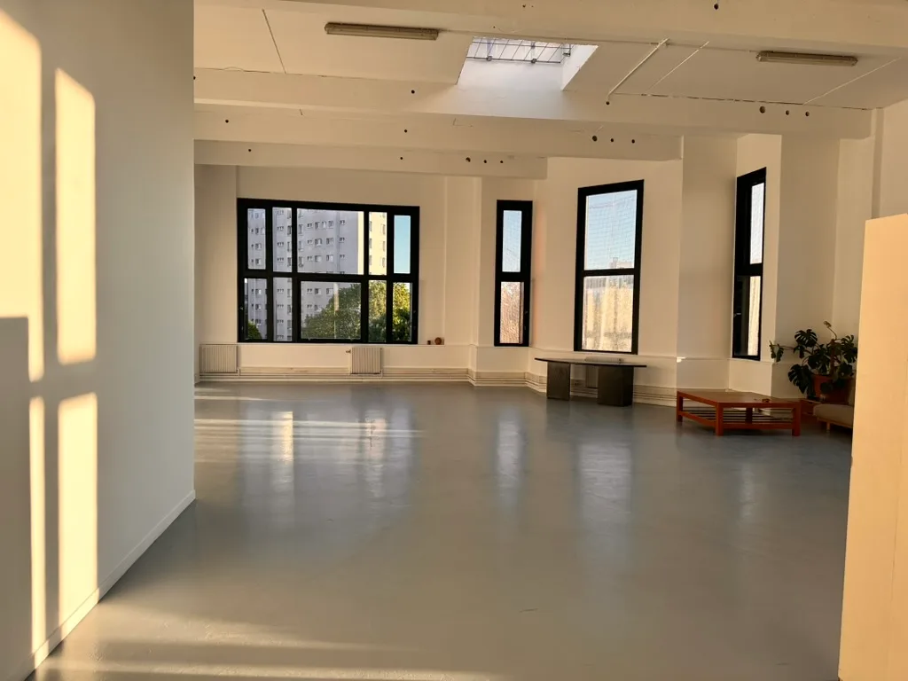Spacious Photography Studio with Natural Light, 150 sqm, photo shoot, pop-up rental in Paris, interior view