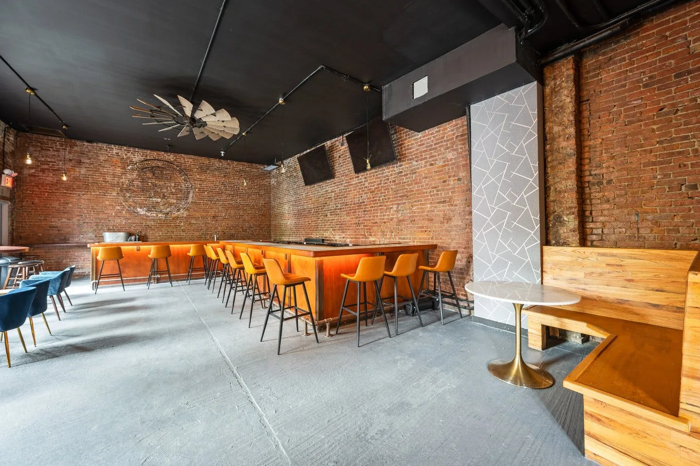 Spacious Private Lounge with Exposed Brick in Brooklyn — 2