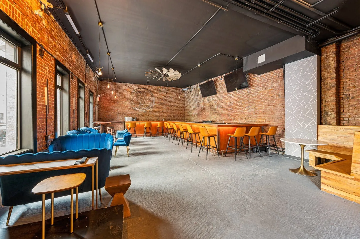 Spacious Private Lounge with Exposed Brick in Brooklyn — 3