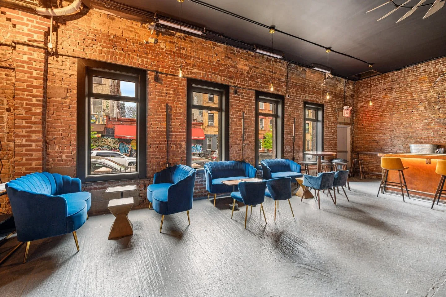 Spacious Private Lounge with Exposed Brick in Brooklyn — 4