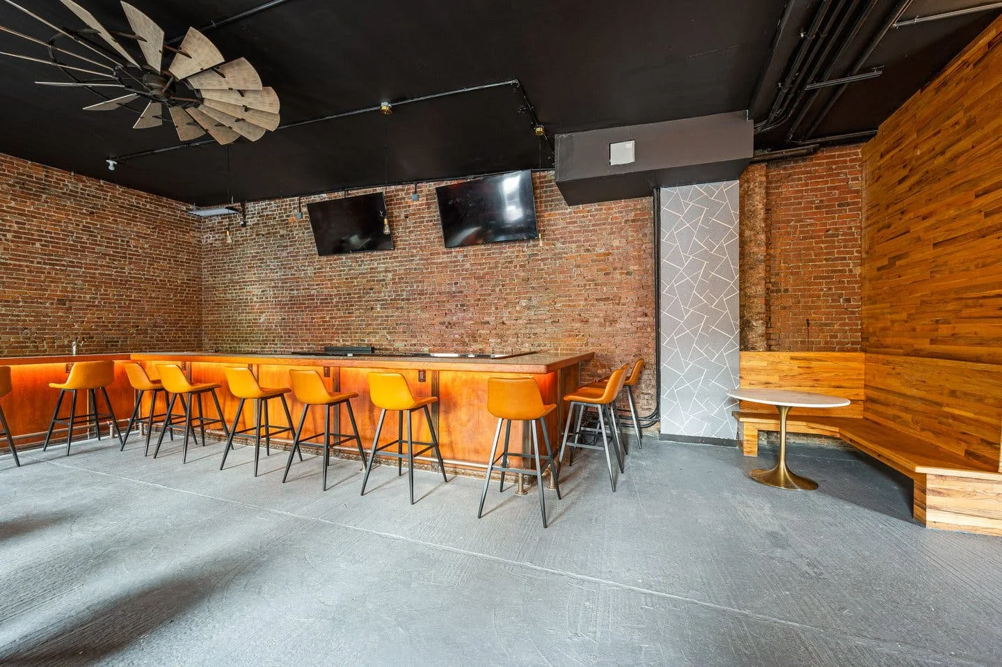 Spacious Private Lounge with Exposed Brick in Brooklyn — 5