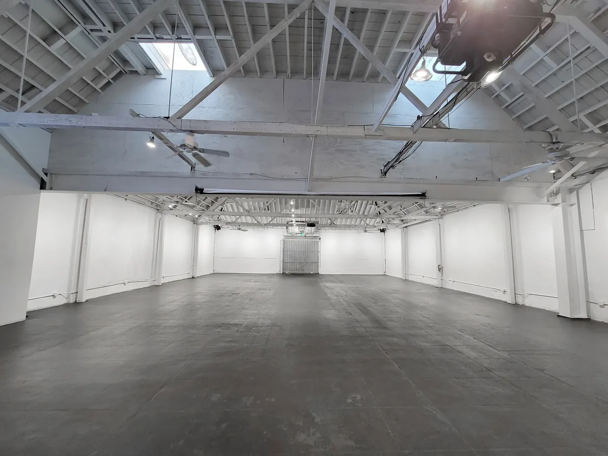 Spacious Production Space with High Ceilings, 650 sqm, photo shoot, pop-up rental in Los Angeles
