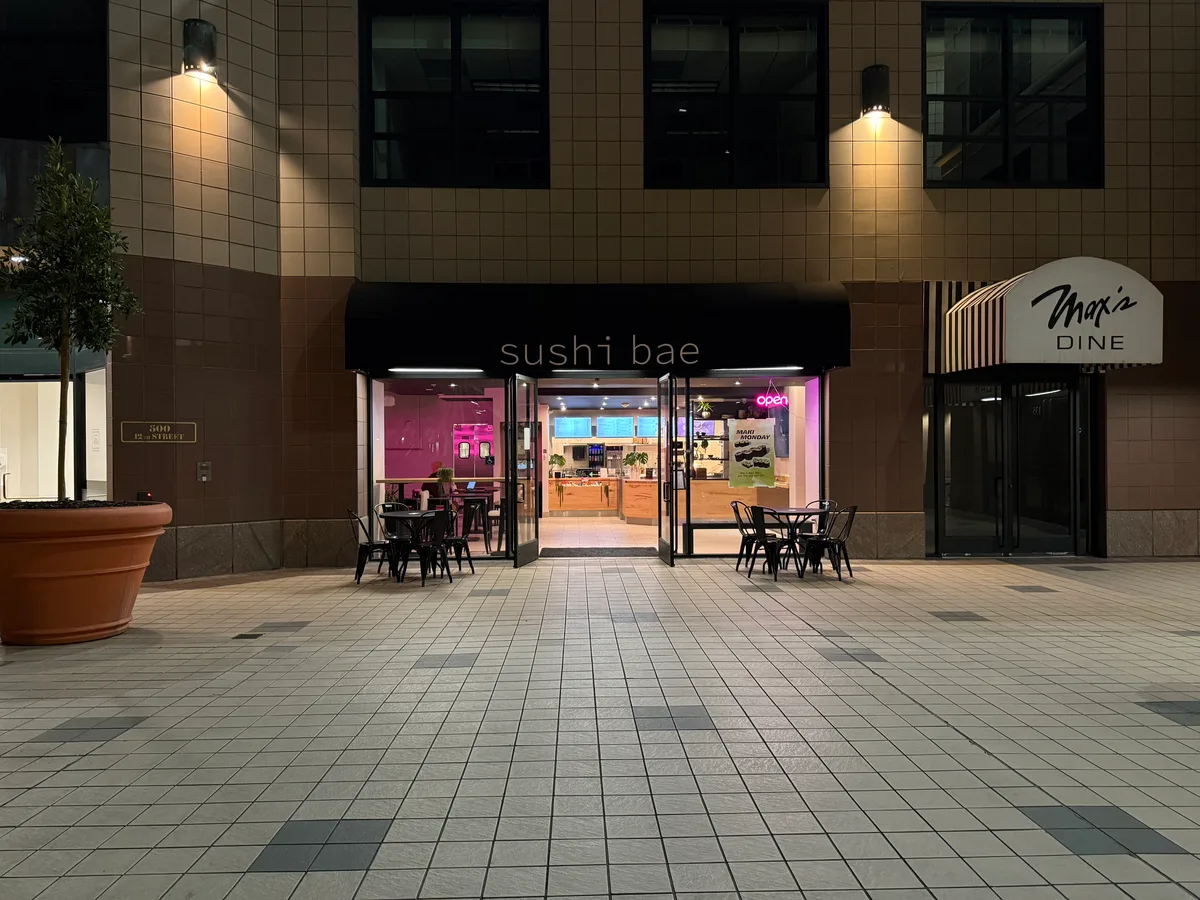 Spacious Restaurant with Modern Lounge Area, 74 sqm, pop up store in Oakland