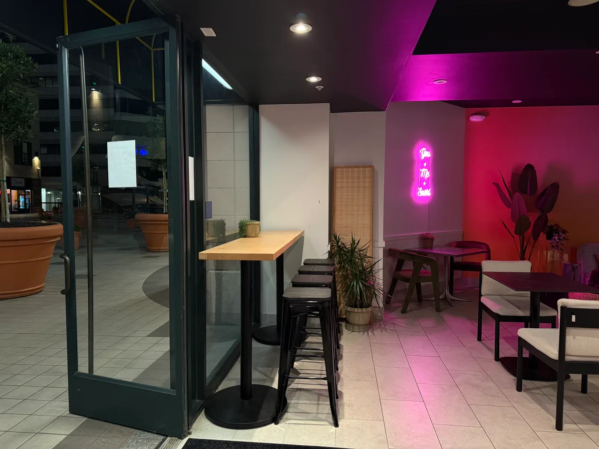 Spacious Restaurant with Modern Lounge Area, 74 sqm, pop up store in Oakland, interior view