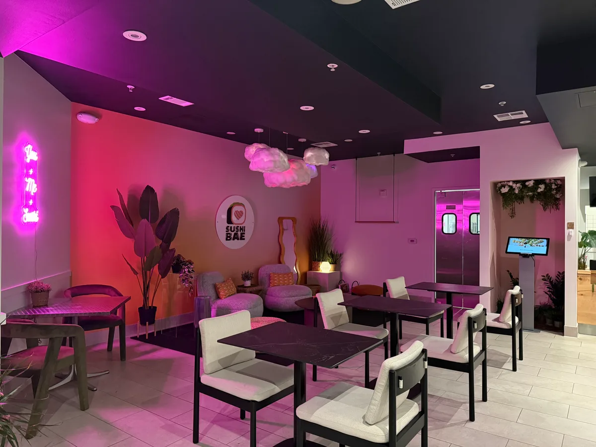Spacious Restaurant with Modern Lounge Area, 74 sqm, pop up store in Oakland, third interior view