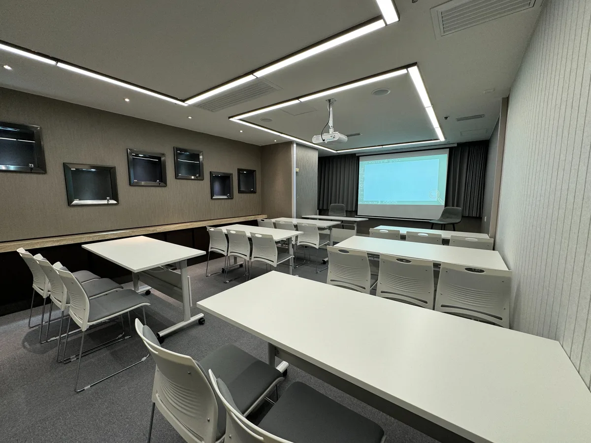 Spacious Room for Rent Suitable for Classes or Meetings, 47 sqm, workshop, pop-up rental in Hong Kong, interior view