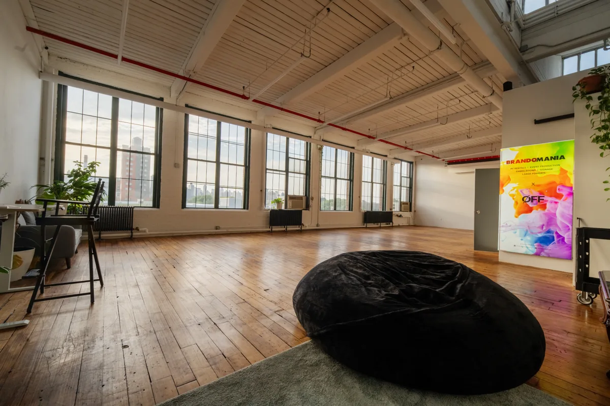 Spacious Studio Loft with NYC Skyline Views, 223 sqm, photo shoot, pop-up rental in Queens, interior view