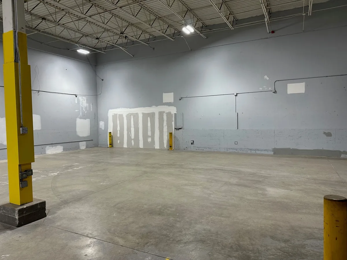 Spacious Warehouse with Modern Amenities in Boynton Beach, 362 sqm, retail activation, pop-up rental, additional interior vi…