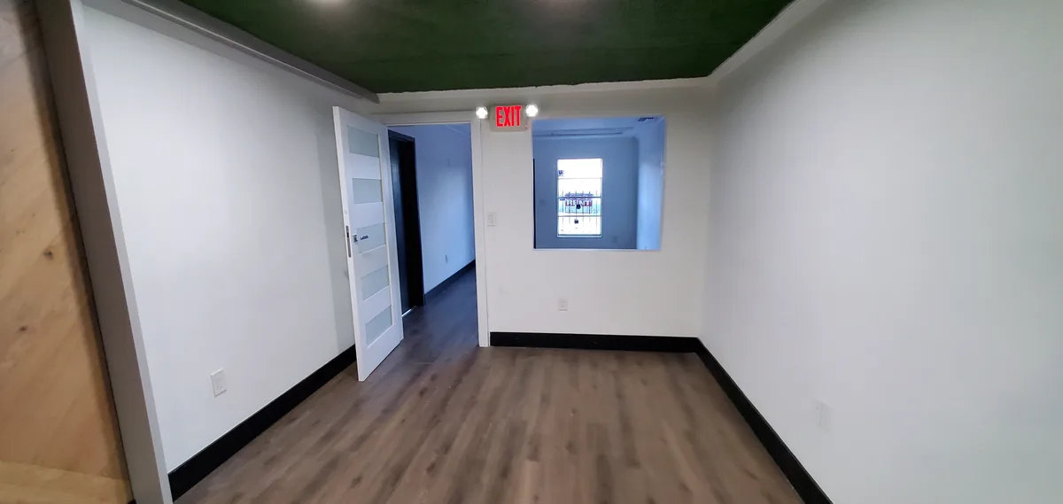 Spacious Warehouse with Offices and 24-Hour Access, 163 sqm, showroom presentation, pop-up rental in Doral, additional inter…