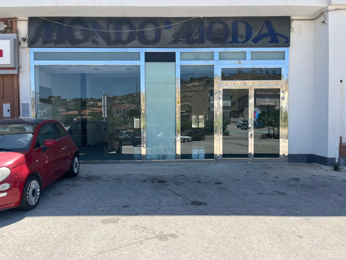 Spazio Commerciale di 200mq con Parcheggio Autonomo, 200 sqm, retail activation, pop-up rental in Villaggio Mosè, interior v…