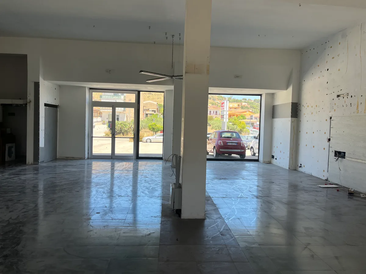Spazio Commerciale di 200mq con Parcheggio Autonomo, 200 sqm, retail activation, pop-up rental in Villaggio Mosè, second int…
