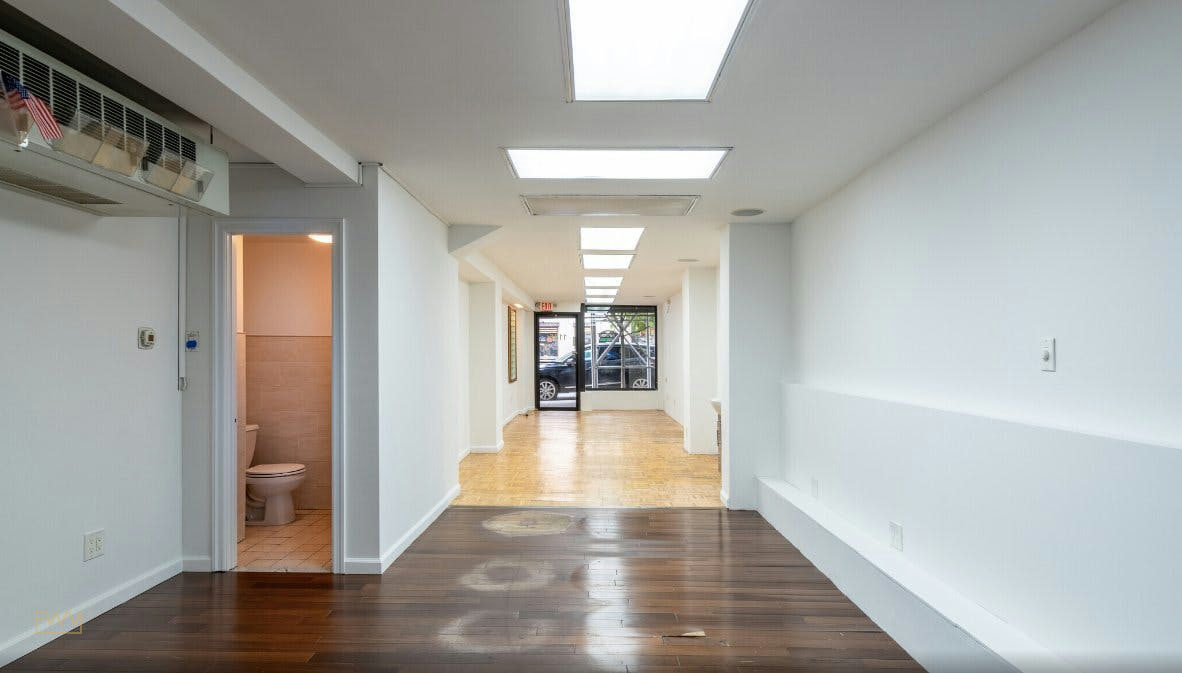 Standard Retail Space on the Upper East Side, New York, 71 sqm, pop up store