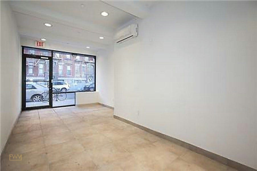 Storefront White Box in East Village, New York, 172 sqm, pop up store