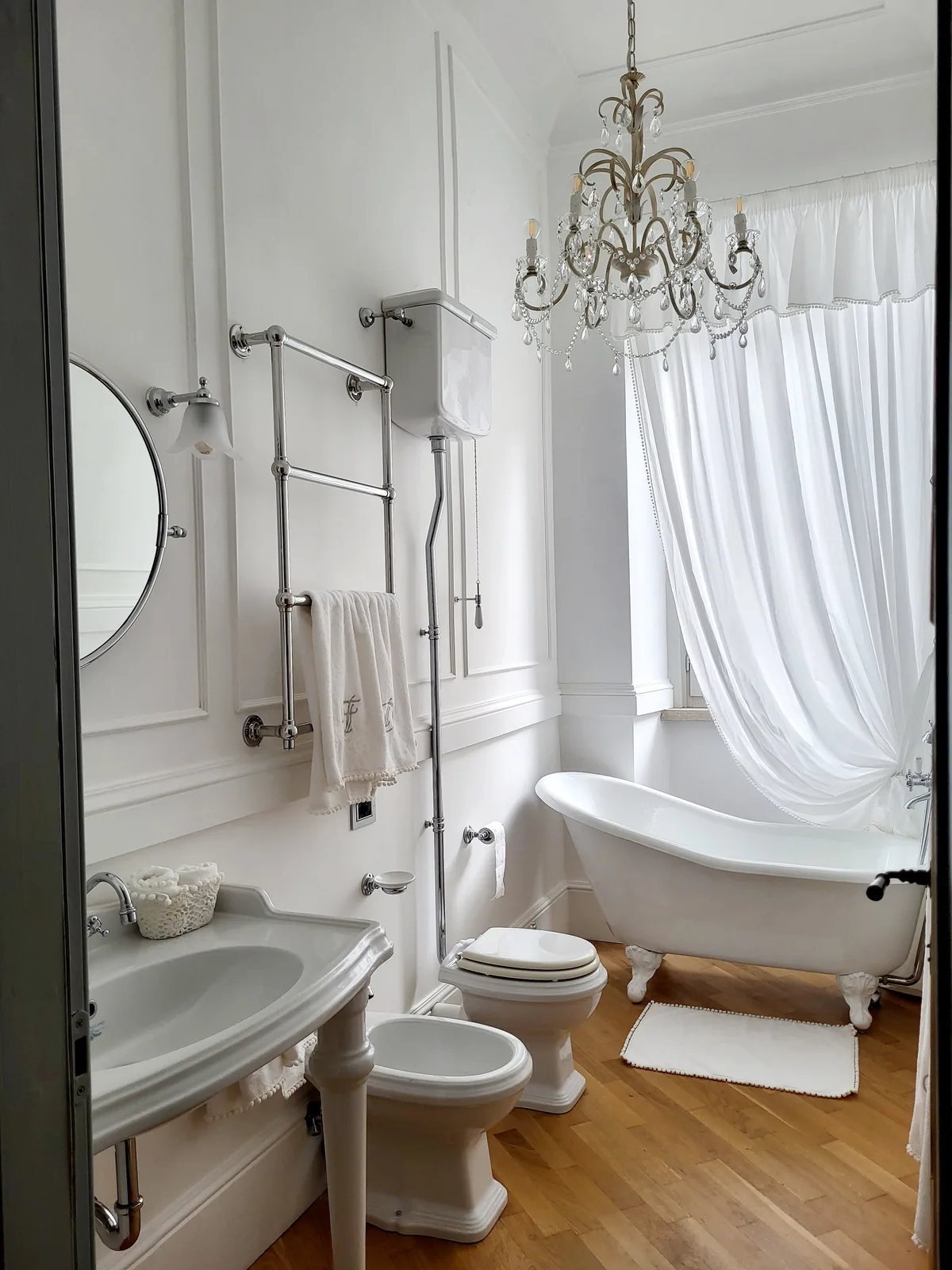 Storied Apartment Featuring Historic Details, 170 sqm, showroom presentation, pop-up rental in Tivoli, additional interior v…