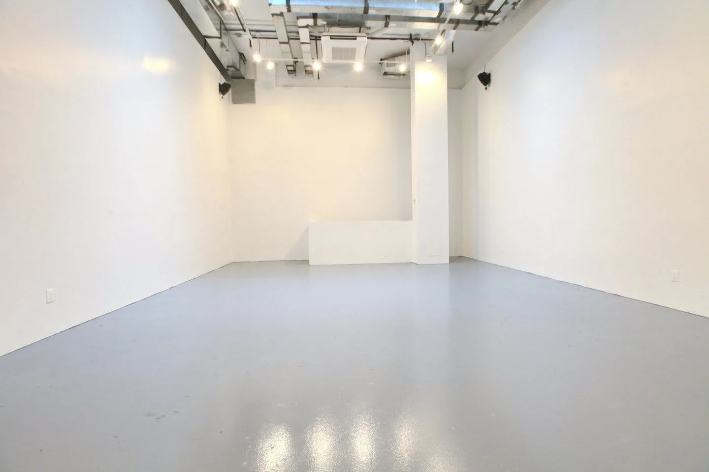 Street Level Contemporary Gallery in Chelsea, New York — 3