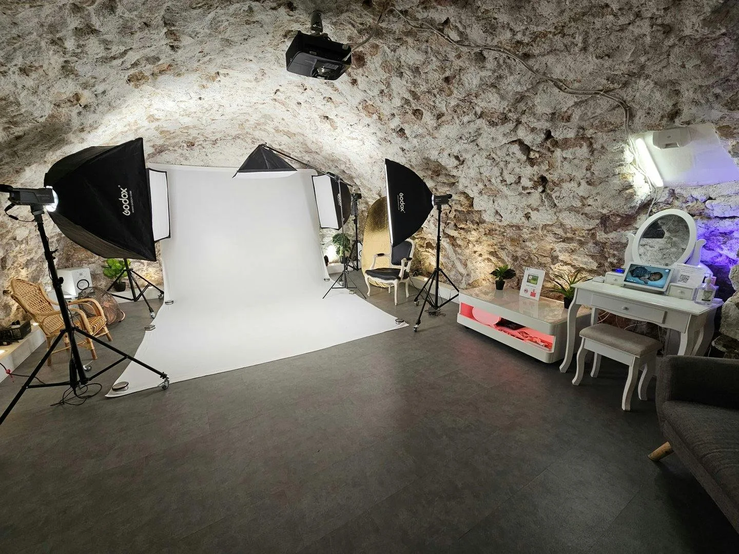 Studio and Photo Gallery with Terrace in Romainville