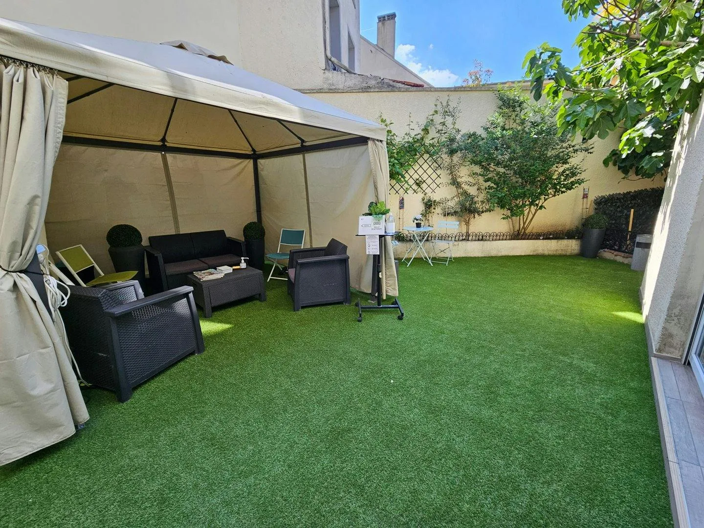 Studio and Photo Gallery with Terrace in Romainville — 2
