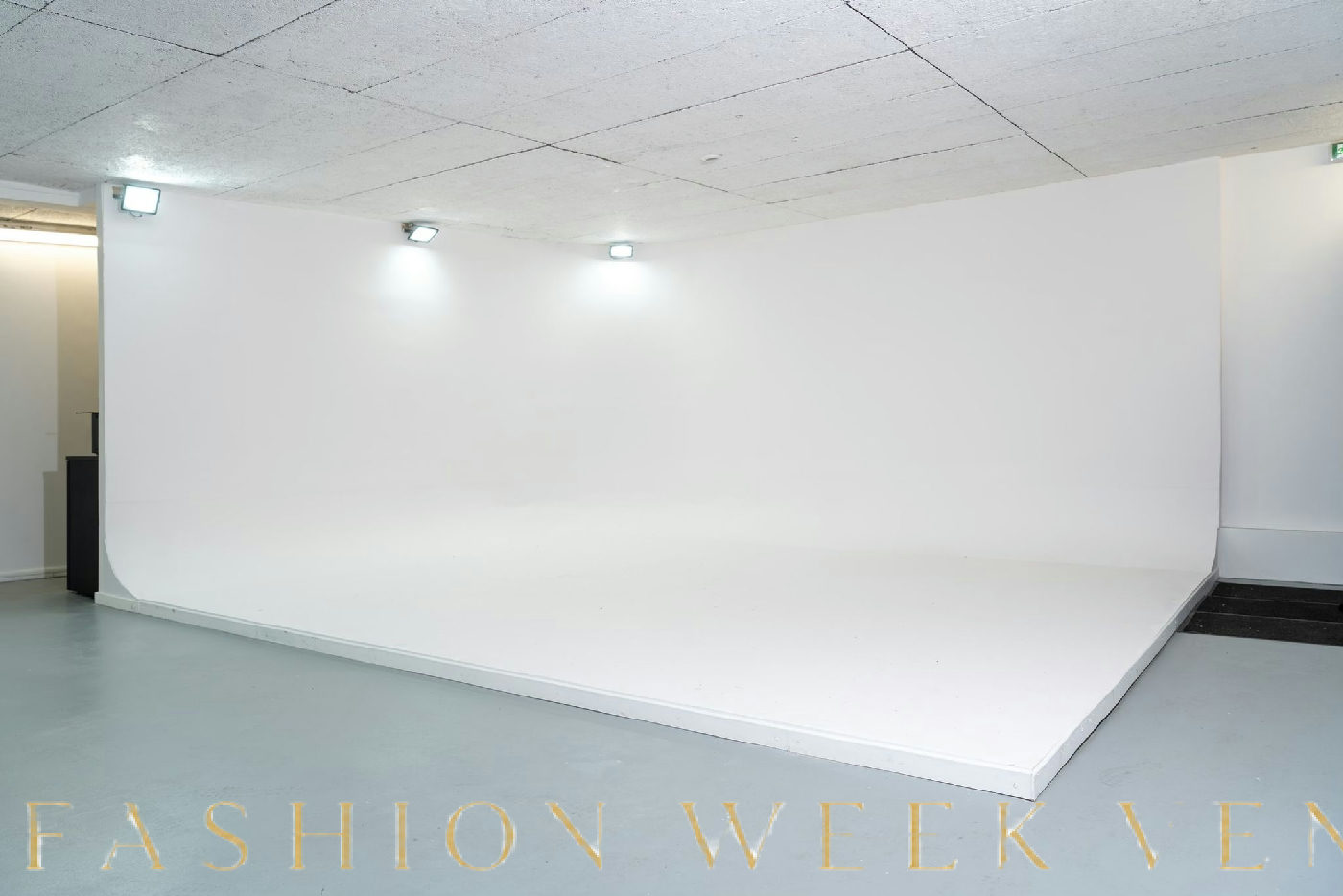 Studio Photo avec Cyclorama à Votre Disposition, 100 sqm, photo shoot, pop-up rental in La Courneuve