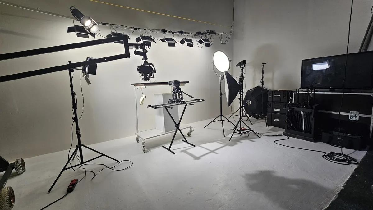 Studio Photo Vidéo Équipé à Louer à Ivry-sur-Seine, 100 sqm, photo shoot, pop-up rental