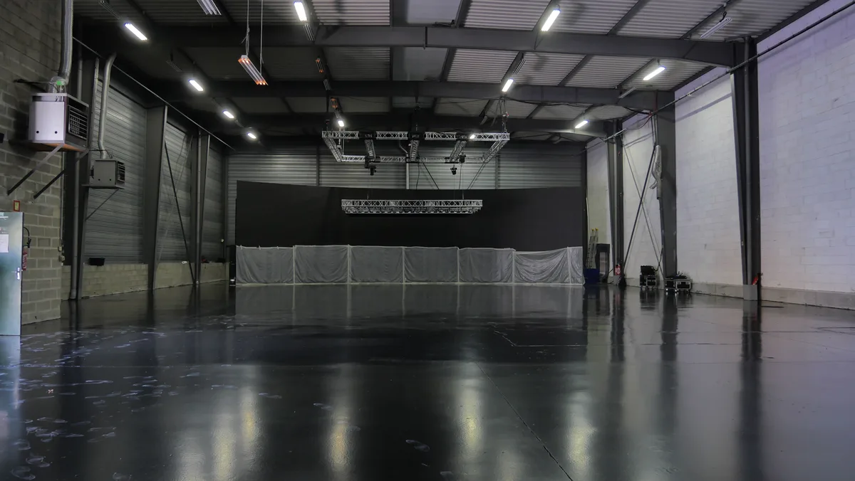 Studio Tournage VPH - Montigny, 2000 sqm, video production, pop-up rental in Montigny-le-Bretonneux
