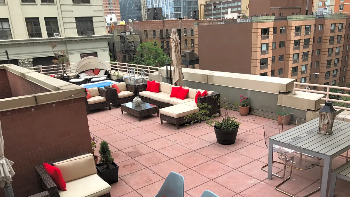 Stunning Terrace with City Views in Midtown Manhattan, 130 sqm, showroom presentation, pop-up rental in New York, interior v…