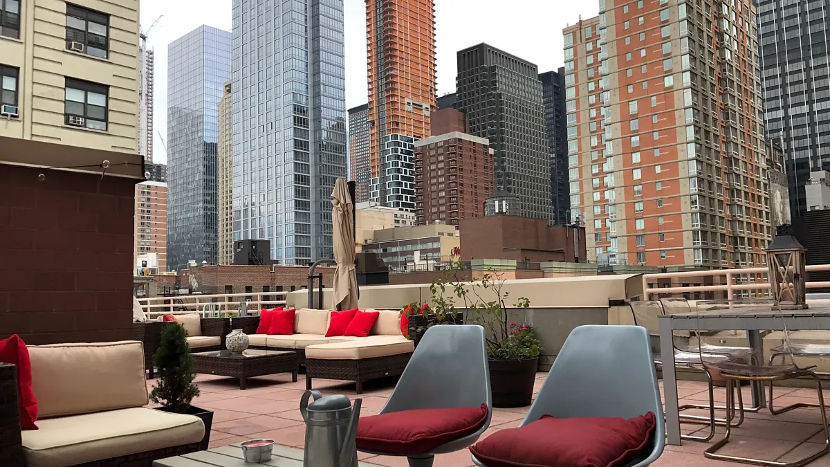 Stunning Terrace with City Views in Midtown Manhattan, 130 sqm, showroom presentation, pop-up rental in New York, additional…