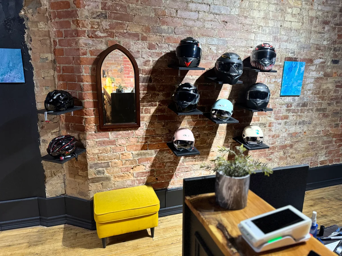 Stylish 1,000 sq ft Boutique Space on Queen Street, 93 sqm, pop up store in Toronto