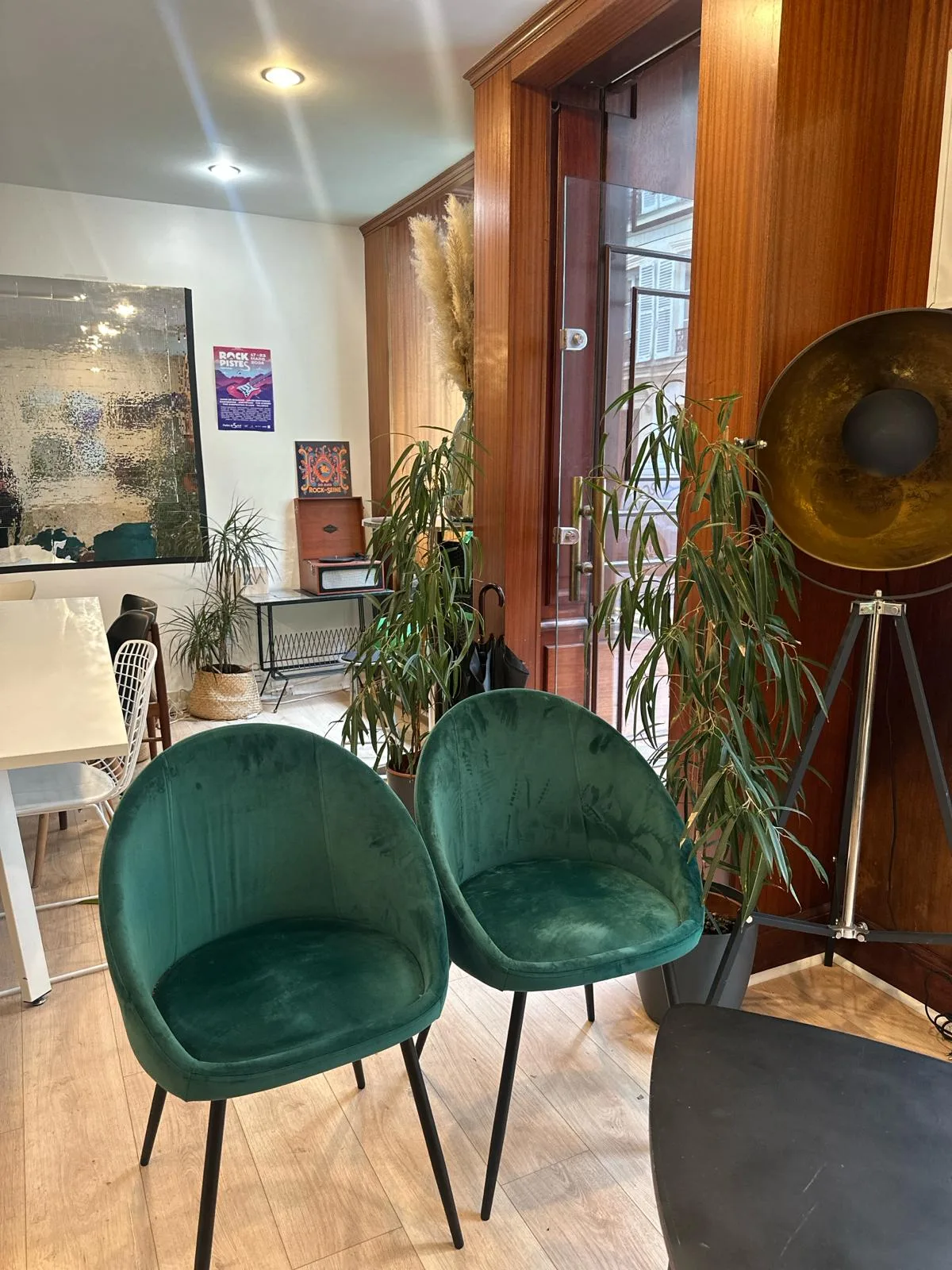 Stylish Boutique Office Space on Street Level — 3